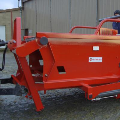 GDV150FD - Dérouleuse disitributrice portée - attelage 3 points arrière - faible porte-à-faux - distribution sur tapis ovin caprin à droite - GALONNIER