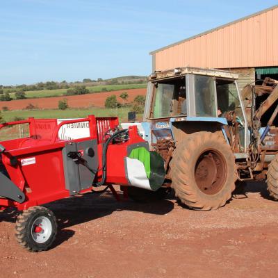 GDV150C - Dérouleuse disitributrice traînée - distribution sur tapis à droite - GALONNIER
