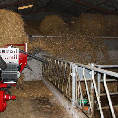 GDPA150T - Dérouleuse pailleuses balles rondes à peignes automotrice pivotante - guidon type transpalette - paillage bovin - GALONNIER