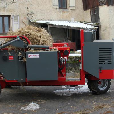 GDPA150T - Dérouleuse pailleuses balles rondes à peignes automotrice pivotante - radiocommandée - GALONNIER