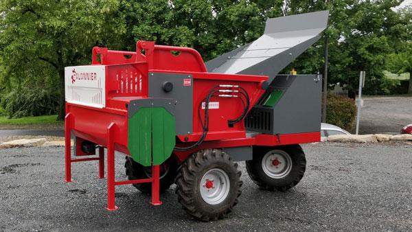 Distributrice pailleuse mixte automotrice pour balles rondes et carrées - vis roues grand diametre - GALONNIER